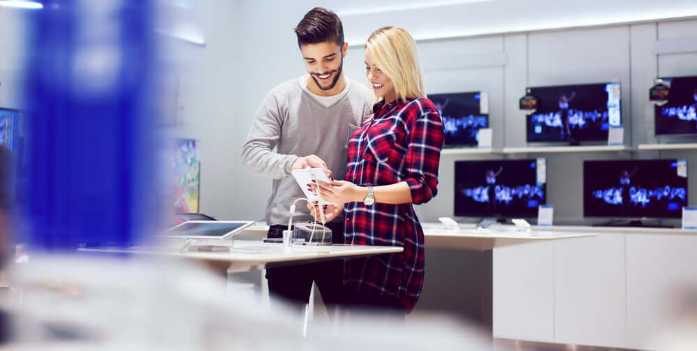 People shopping for a Tablet and iPad in a shop